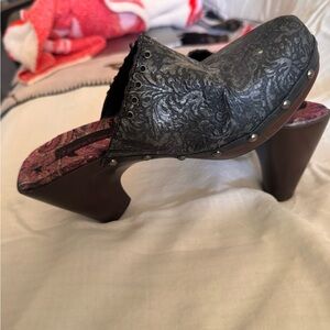 BareTraps Black and Brown Patterned Mules